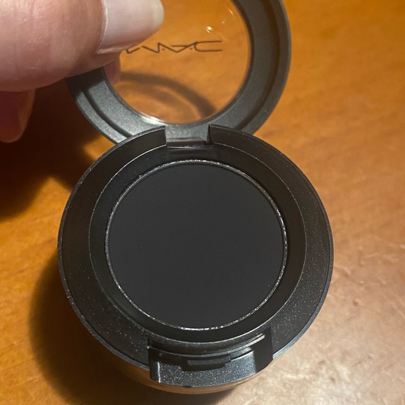 MAC Matte Eye Shadow Carbon - Picture 7 of 16